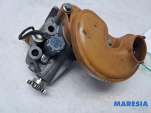 Gebruikte Oliepomp Renault Clio IV (5R) 0.9 Energy TCE 90 12V Prijs € 40,00 Margeregeling aangeboden door Maresia Parts