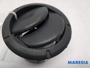 Gebruikte Luchtrooster Dashboard Renault Master III (MA/MB/MC/MD/MH/MF/MG/MH) 2.3 dCi 135 16V FWD Prijs € 24,19 Inclusief btw aangeboden door Maresia Parts