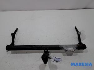 Gebruikte Trekhaak Renault Captur (2R) 1.2 TCE 16V EDC Prijs € 129,00 Margeregeling aangeboden door Maresia Parts