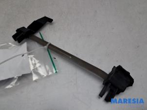 Gebruikte Scharnier cabriodak Fiat 500C/595C/695C 1.4 T-Jet 16V Prijs € 160,00 Margeregeling aangeboden door Maresia Parts