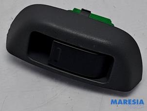 Gebruikte Schakelaar Elektrisch Raam Peugeot 107 1.0 12V Prijs € 10,00 Margeregeling aangeboden door Maresia Parts