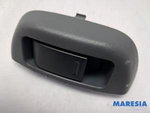 Gebruikte Schakelaar Elektrisch Raam Peugeot 107 1.0 12V Prijs € 10,00 Margeregeling aangeboden door Maresia Parts