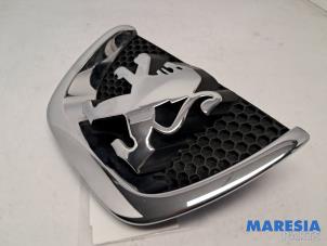 Gebruikte Embleem Peugeot 207/207+ (WA/WC/WM) 1.4 16V VTi Prijs € 17,50 Margeregeling aangeboden door Maresia Parts