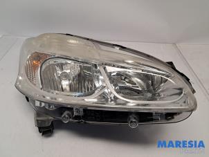 Gebruikte Rechter Koplamp Peugeot 208 I (CA/CC/CK/CL) 1.4 HDi Prijs € 126,00 Margeregeling aangeboden door Maresia Parts