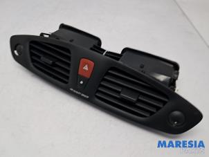 Gebruikte Luchtrooster Dashboard Renault Scénic III (JZ) 1.6 Energy dCi 130 Prijs € 30,00 Margeregeling aangeboden door Maresia Parts