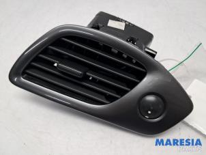 Gebruikte Luchtrooster Dashboard Renault Scénic III (JZ) 1.6 Energy dCi 130 Prijs € 15,00 Margeregeling aangeboden door Maresia Parts