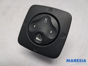 Gebruikte Bediening boordcomputer Renault Scénic III (JZ) 1.6 Energy dCi 130 Prijs € 15,00 Margeregeling aangeboden door Maresia Parts