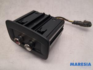 Gebruikte AUX/USB aansluiting Renault Scénic III (JZ) 1.6 Energy dCi 130 Prijs € 10,00 Margeregeling aangeboden door Maresia Parts