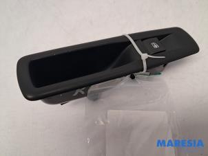 Gebruikte Schakelaar Elektrisch Raam Renault Scénic III (JZ) 1.6 Energy dCi 130 Prijs € 10,00 Margeregeling aangeboden door Maresia Parts
