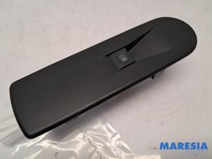 Gebruikte Ruit schakelaar elektrisch Renault Clio IV Estate/Grandtour (7R) 0.9 Energy TCE 12V Prijs € 10,00 Margeregeling aangeboden door Maresia Parts