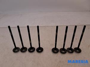 Gebruikte Inlaatklep Renault Clio IV (5R) 1.2 TCE 16V GT EDC Prijs € 32,50 Margeregeling aangeboden door Maresia Parts