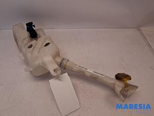 Gebruikte Ruitensproeiertank voor Renault Clio III Estate/Grandtour (KR) 1.2 16V TCE 100 Prijs € 40,00 Margeregeling aangeboden door Maresia Parts