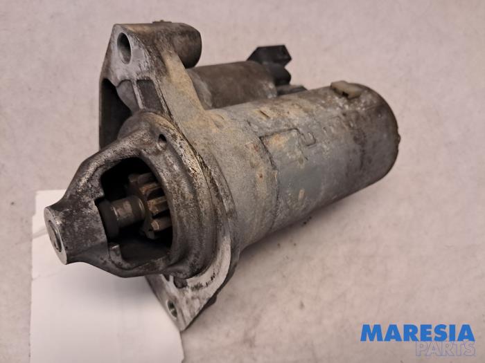 Startmotor van een Peugeot 208 I (CA/CC/CK/CL) 1.0 Vti 12V PureTech 2013