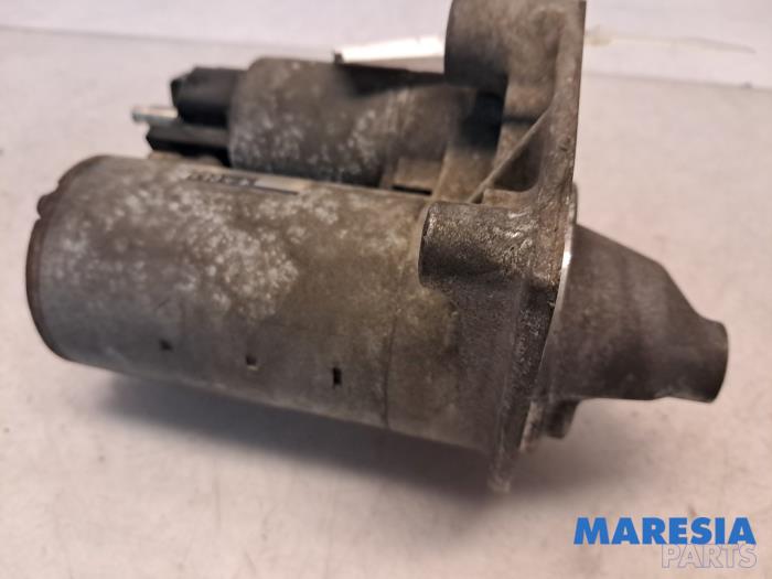 Startmotor van een Peugeot 208 I (CA/CC/CK/CL) 1.0 Vti 12V PureTech 2013
