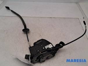 Gebruikte Deurslot Mechaniek 4Deurs links-voor Renault Captur (2R) 0.9 Energy TCE 12V Prijs € 65,00 Margeregeling aangeboden door Maresia Parts