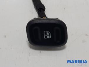 Gebruikte Elektrisch Raam Schakelaar Fiat Panda/Pandina (312) 0.9 TwinAir 60 Prijs € 10,00 Margeregeling aangeboden door Maresia Parts