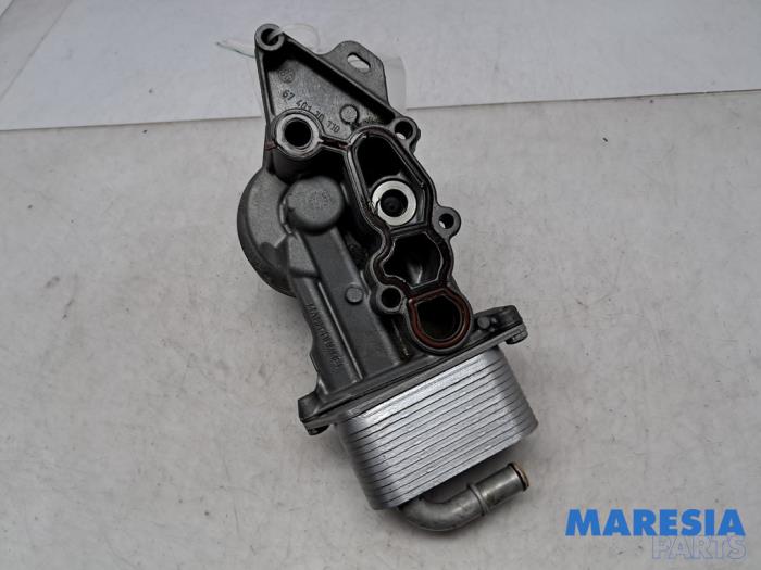 Gebruikte Oliefilterhouder Peugeot 307 CC (3B) 2.0 16V Prijs € 65,00 Margeregeling aangeboden door Maresia Parts