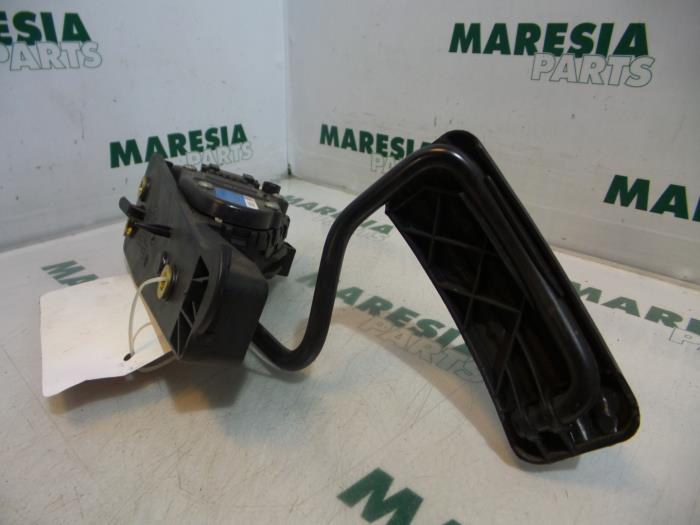 Gebruikte Sensor Gaspedaalpositie Renault Espace (JK) 3.0 dCi V6 24V Prijs € 29,99 Margeregeling aangeboden door Maresia Parts