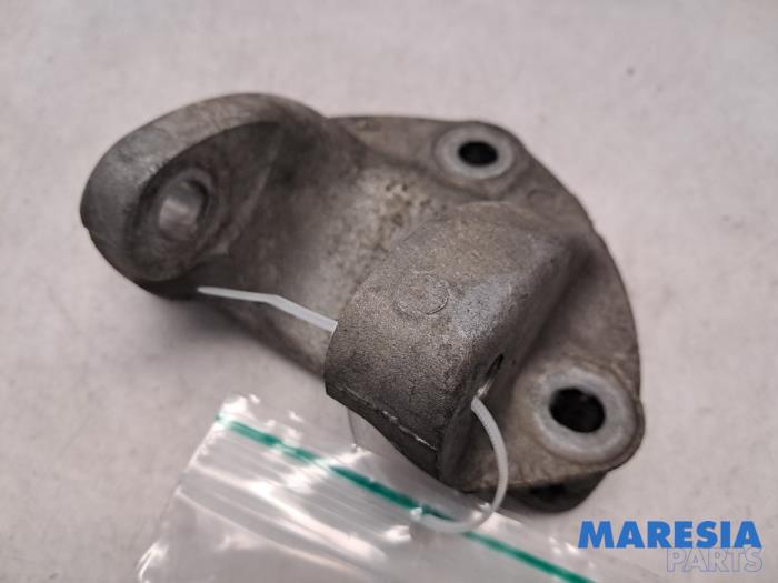 Gebruikte Motorsteun Renault Master III (EV/HV/UV/VA/VB/VD/VF/VG/VJ) 2.3 dCi 145 16V FWD Prijs € 29,65 Inclusief btw aangeboden door Maresia Parts