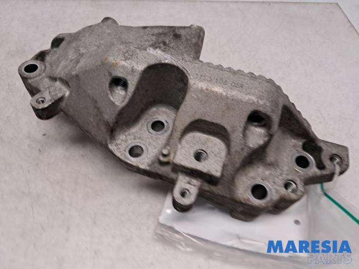 Gebruikte Motorsteun Renault Master III (EV/HV/UV/VA/VB/VD/VF/VG/VJ) 2.3 dCi 145 16V FWD Prijs € 48,40 Inclusief btw aangeboden door Maresia Parts