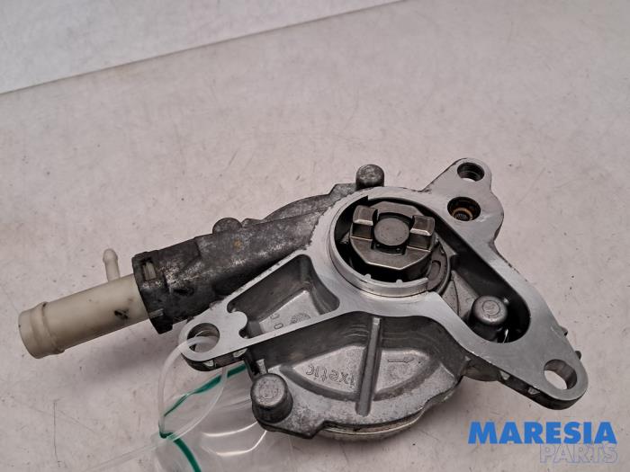 Gebruikte Vacuumpomp (Diesel) Renault Master III (EV/HV/UV/VA/VB/VD/VF/VG/VJ) 2.3 dCi 145 16V FWD Prijs € 60,44 Inclusief btw aangeboden door Maresia Parts