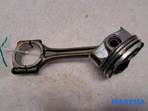 Gebruikte Drijfstang Peugeot 308 (L3/L8/LB/LH/LP) 1.2 12V e-THP PureTech 110 Prijs € 49,99 Margeregeling aangeboden door Maresia Parts