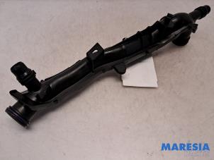 Gebruikte Waterpijp Peugeot 308 (L3/L8/LB/LH/LP) 1.2 12V e-THP PureTech 110 Prijs € 19,00 Margeregeling aangeboden door Maresia Parts