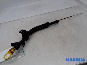 Gebruikte Olie Peilstok Renault Master III (MA/MB/MC/MD/MH/MF/MG/MH) 2.3 dCi 135 16V FWD Prijs € 30,25 Inclusief btw aangeboden door Maresia Parts