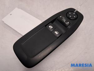 Gebruikte Combischakelaar ramen Peugeot 208 I (CA/CC/CK/CL) 1.2 Vti 12V PureTech 82 Prijs € 40,00 Margeregeling aangeboden door Maresia Parts