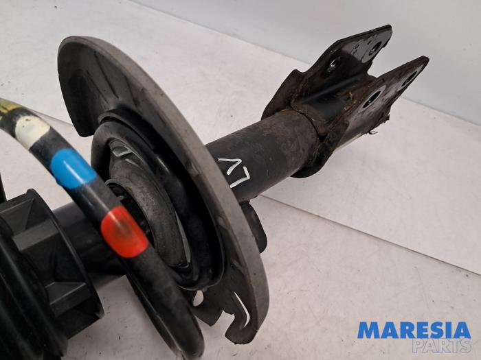 Schokdemperpoot links-voor van een Peugeot 308 SW (L4/L9/LC/LJ/LR) 1.2 12V e-THP PureTech 110 2015