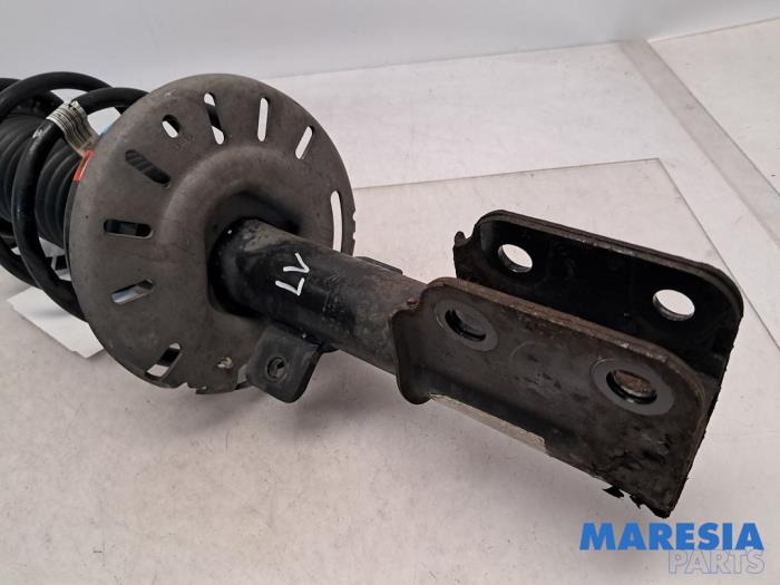 Schokdemperpoot links-voor van een Peugeot 308 SW (L4/L9/LC/LJ/LR) 1.2 12V e-THP PureTech 110 2015