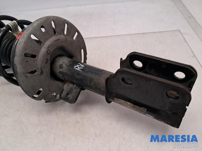 Schokdemperpoot rechts-voor van een Peugeot 308 SW (L4/L9/LC/LJ/LR) 1.2 12V e-THP PureTech 110 2015