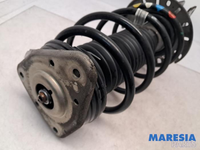 Schokdemperpoot rechts-voor van een Peugeot 308 SW (L4/L9/LC/LJ/LR) 1.2 12V e-THP PureTech 110 2015