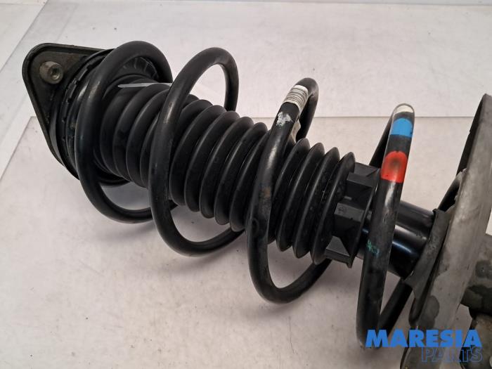 Schokdemperpoot rechts-voor van een Peugeot 308 SW (L4/L9/LC/LJ/LR) 1.2 12V e-THP PureTech 110 2015