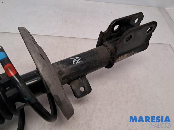 Schokdemperpoot rechts-voor van een Peugeot 308 SW (L4/L9/LC/LJ/LR) 1.2 12V e-THP PureTech 110 2015