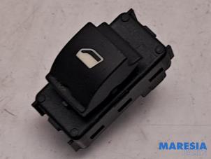 Gebruikte Schakelaar Elektrisch Raam Peugeot 3008 I (0U/HU) 1.6 16V THP 155 Prijs € 10,00 Margeregeling aangeboden door Maresia Parts