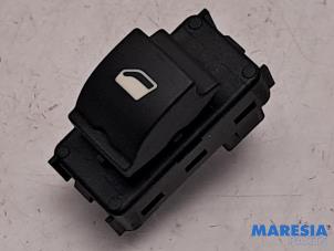 Gebruikte Schakelaar Elektrisch Raam Peugeot 3008 I (0U/HU) 1.6 16V THP 155 Prijs € 10,00 Margeregeling aangeboden door Maresia Parts