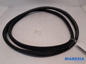 Gebruikte Deurrubber 4Deurs rechts-achter Peugeot 3008 I (0U/HU) 1.6 16V THP 155 Prijs € 40,00 Margeregeling aangeboden door Maresia Parts