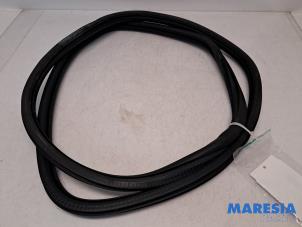 Gebruikte Deurrubber 4Deurs rechts-achter Peugeot 308 SW (L4/L9/LC/LJ/LR) 1.2 12V e-THP PureTech 110 Prijs € 19,95 Margeregeling aangeboden door Maresia Parts