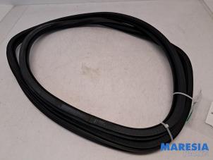 Gebruikte Deurrubber 4Deurs links-achter Peugeot 308 SW (L4/L9/LC/LJ/LR) 1.2 12V e-THP PureTech 110 Prijs € 19,95 Margeregeling aangeboden door Maresia Parts