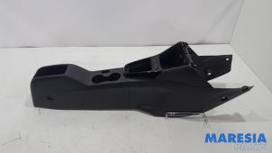 Gebruikte Middenconsoles Opel Crossland (X) 1.2 12V Prijs € 115,00 Margeregeling aangeboden door Maresia Parts