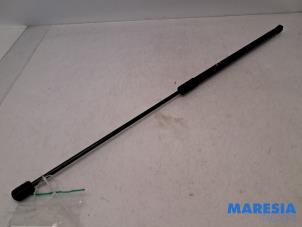 Gebruikte Gasdemper Motorkap links Opel Crossland (X) 1.2 12V Prijs € 15,00 Margeregeling aangeboden door Maresia Parts