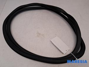Gebruikte Portierrubber 4Deurs links-achter Opel Crossland (X) 1.2 12V Prijs € 17,50 Margeregeling aangeboden door Maresia Parts