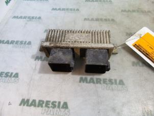 Gebruikte Gloeirelais Renault Espace (JK) 3.0 dCi V6 24V Prijs € 25,00 Margeregeling aangeboden door Maresia Parts