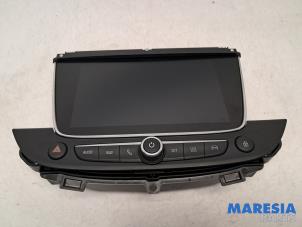 Gebruikte Display Multi Media regelunit Opel Crossland (X) 1.2 12V Prijs € 274,99 Margeregeling aangeboden door Maresia Parts