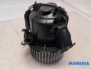 Gebruikte Kachel Ventilatiemotor Opel Crossland (X) 1.2 12V Prijs € 95,00 Margeregeling aangeboden door Maresia Parts