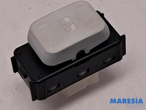 Gebruikte Schuifdak schakelaar Peugeot 308 SW (L4/L9/LC/LJ/LR) 1.2 12V e-THP PureTech 130 Prijs € 15,00 Margeregeling aangeboden door Maresia Parts