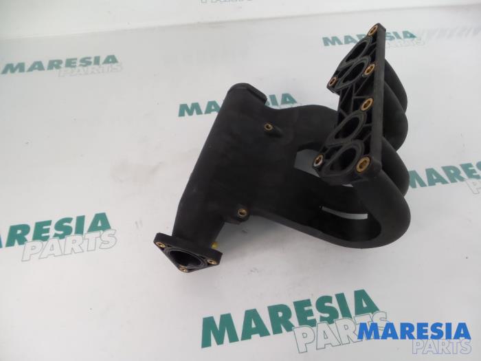 Gebruikte Inlaatspruitstuk Renault Twingo (C06) 1.2 Prijs € 30,00 Margeregeling aangeboden door Maresia Parts