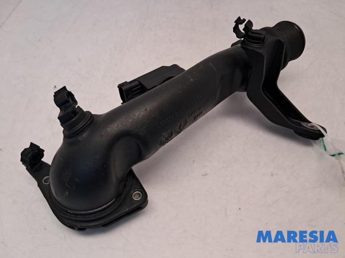 Gebruikte Intercooler Buis Fiat 500 (312) 0.9 TwinAir 80 Prijs € 40,00 Margeregeling aangeboden door Maresia Parts