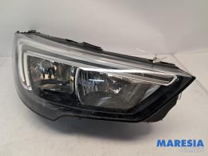 Gebruikte Koplamp rechts Opel Crossland (X) 1.2 12V Prijs € 175,00 Margeregeling aangeboden door Maresia Parts
